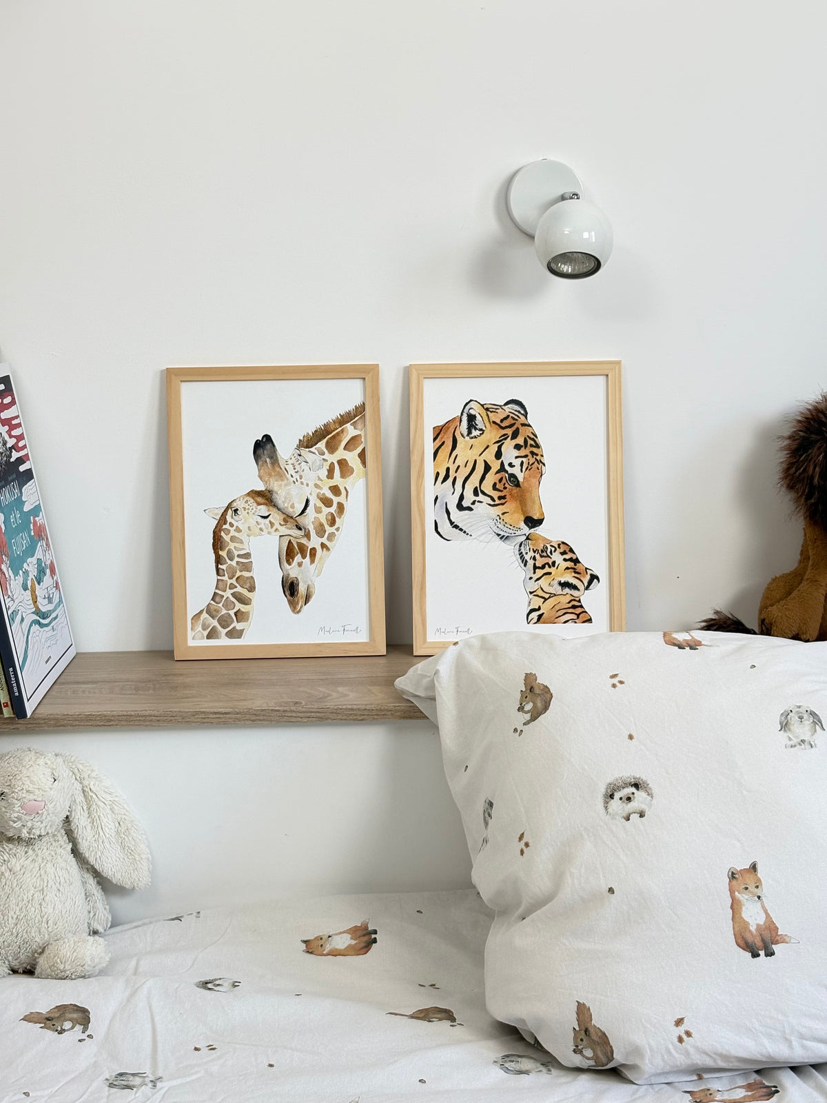 Illustration aquarelle chambre enfant thème savane d'une famille girafe et tigre