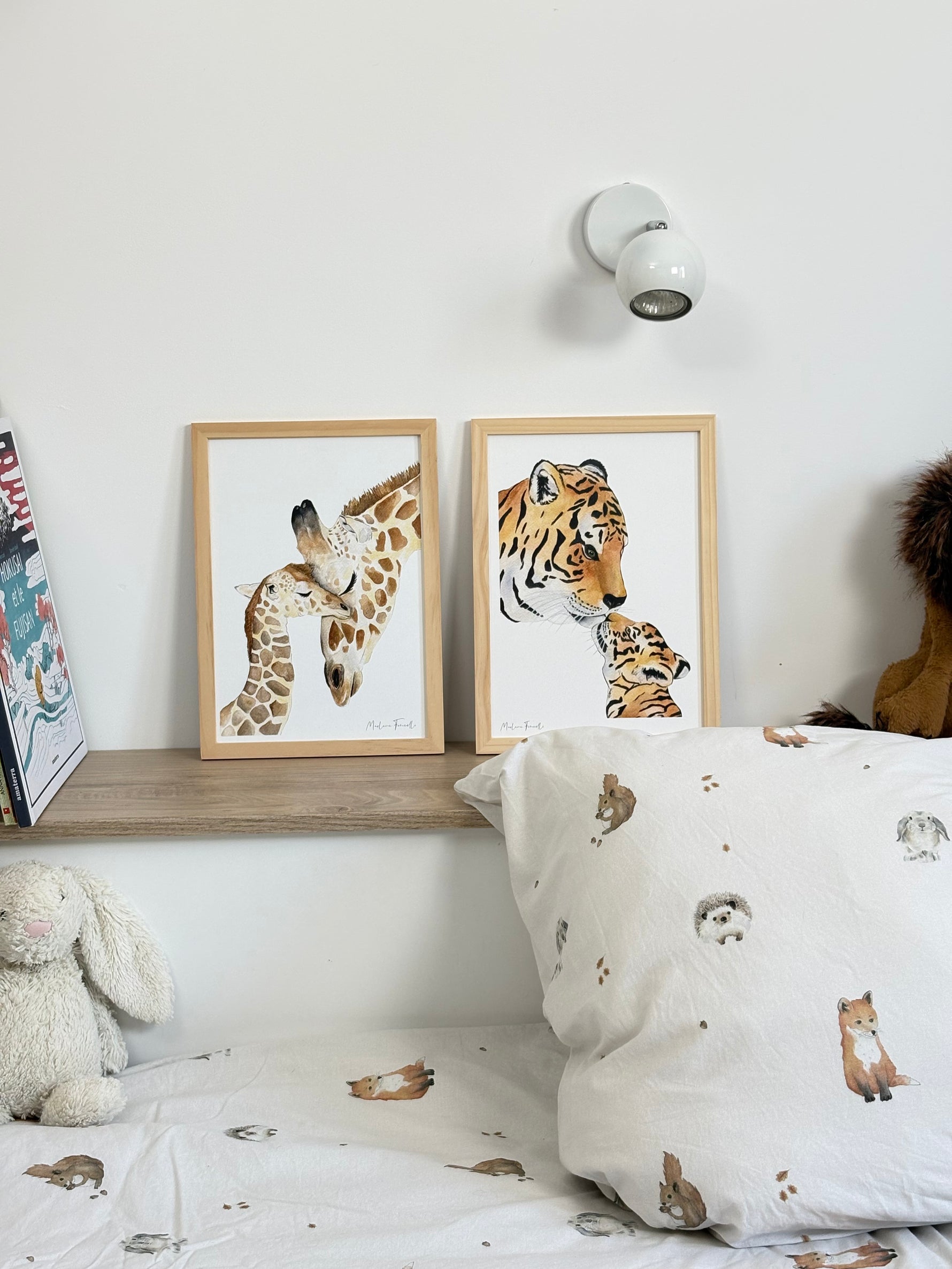 Illustration aquarelle chambre enfant thème savane d'une famille girafe et tigre
