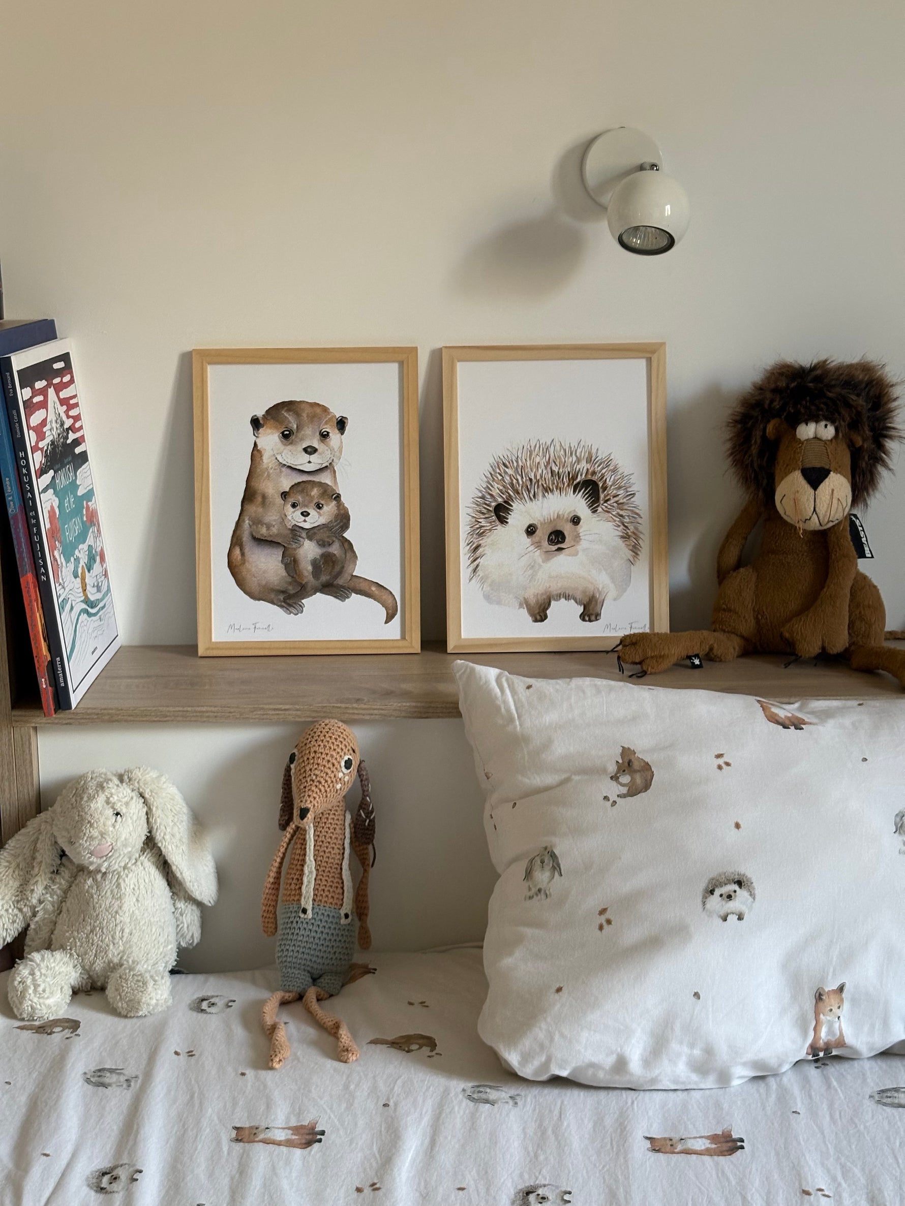 Illustration aquarelle theme foret pour décorer chambre enfant d'une loutre et hérisson