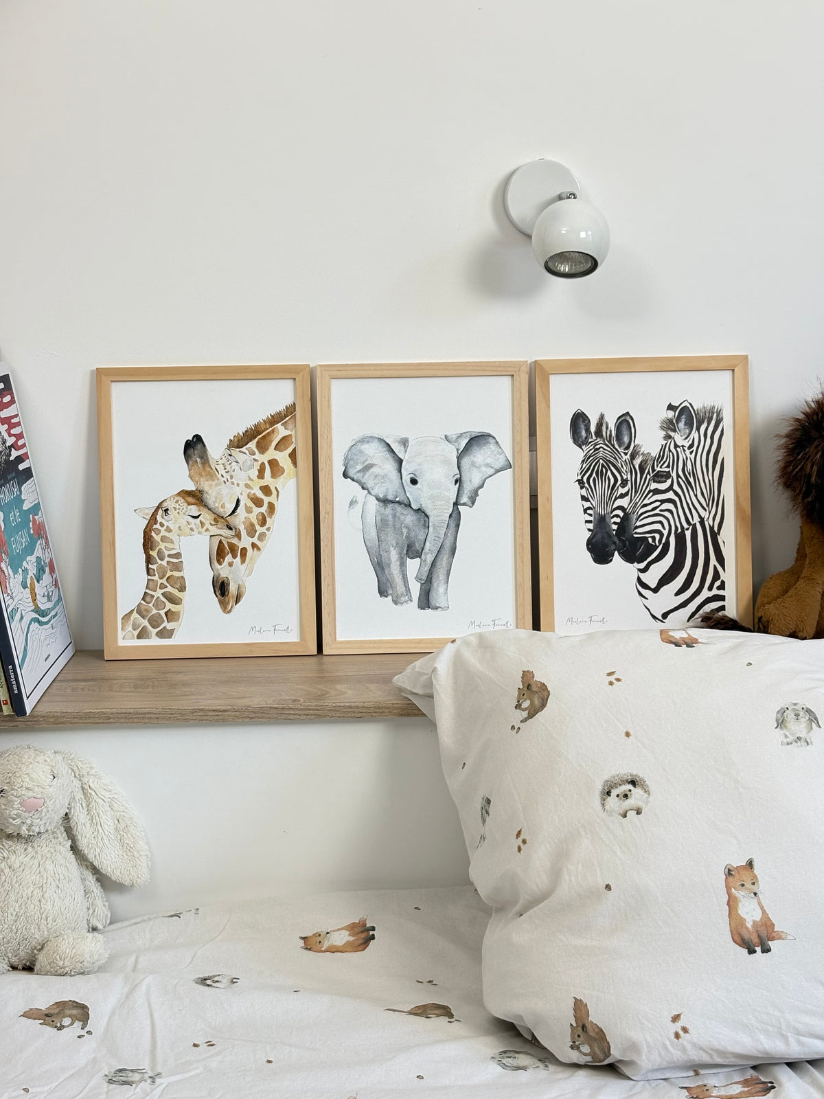 Illustration aquarelle girafe zebre et éléphant pour une décoration chambre enfant savane