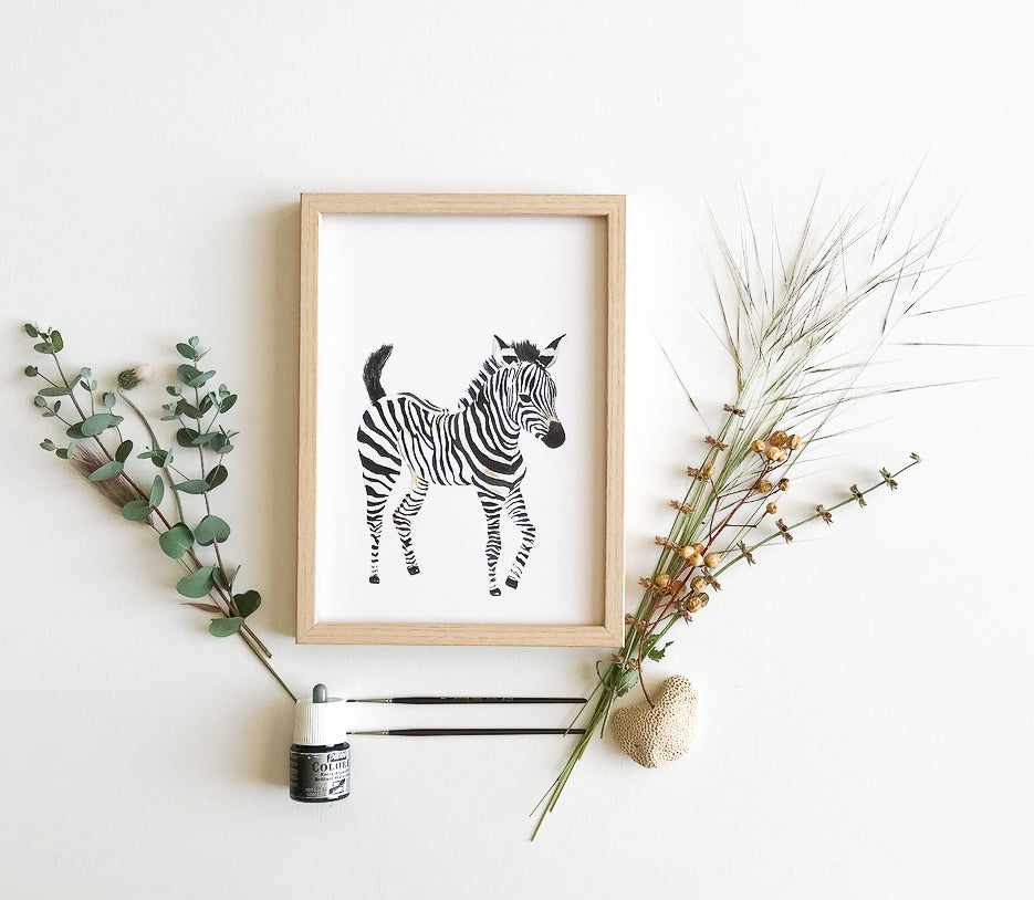 Cadre illustration aquarelle enfant d’un bébé zèbre idéal pour décorer une chambre d’enfant sur le thème de la savane