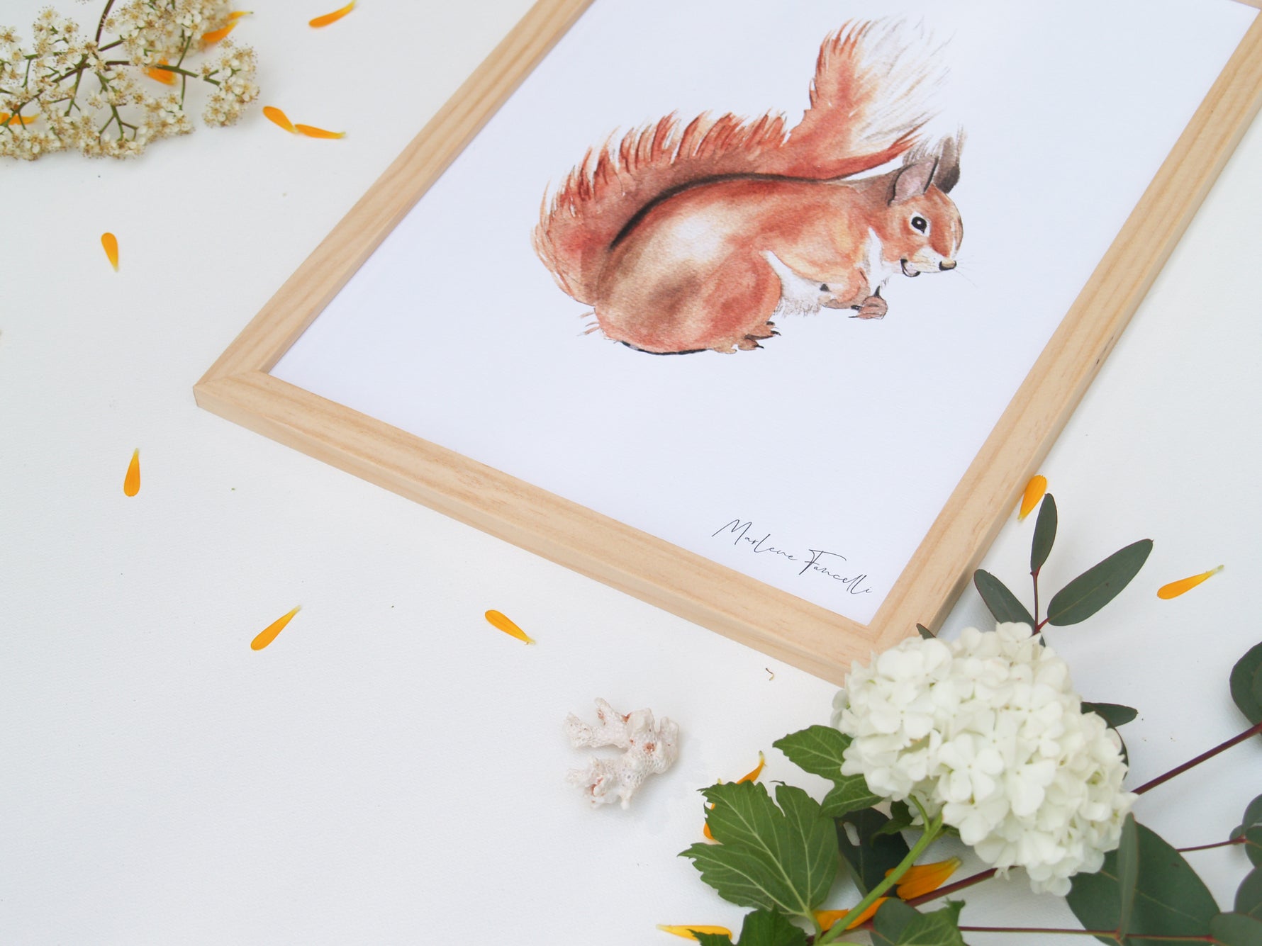 Cadre avec affiche aquarelle écureuil pour décorer une chambre enfant dans le thème de la forêt.