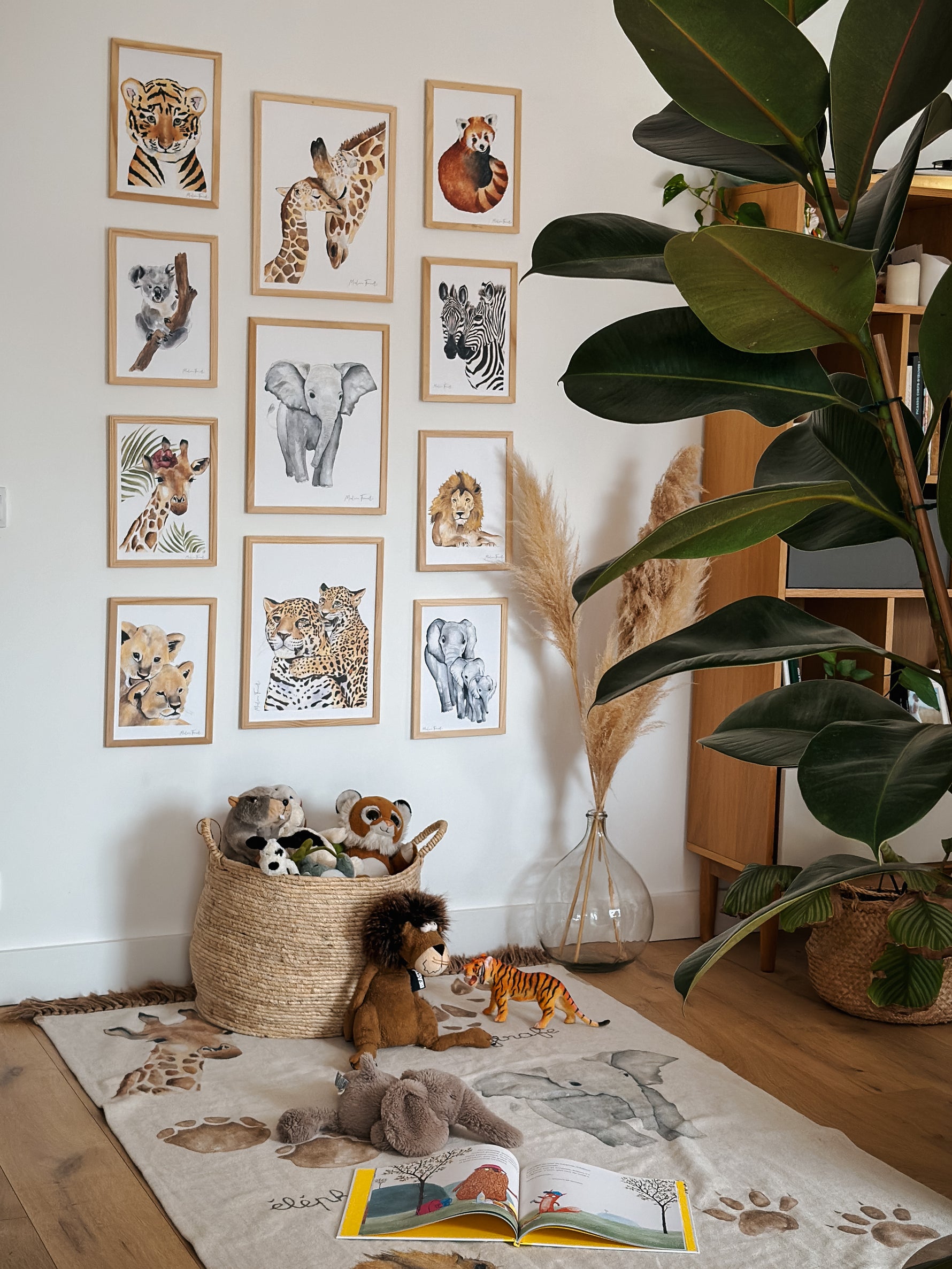 Décoration murale avec ses affiches aquarelles sur le thème de la savane : lion, éléphant, panda, girafe, zèbre, koala, tigre, léopard