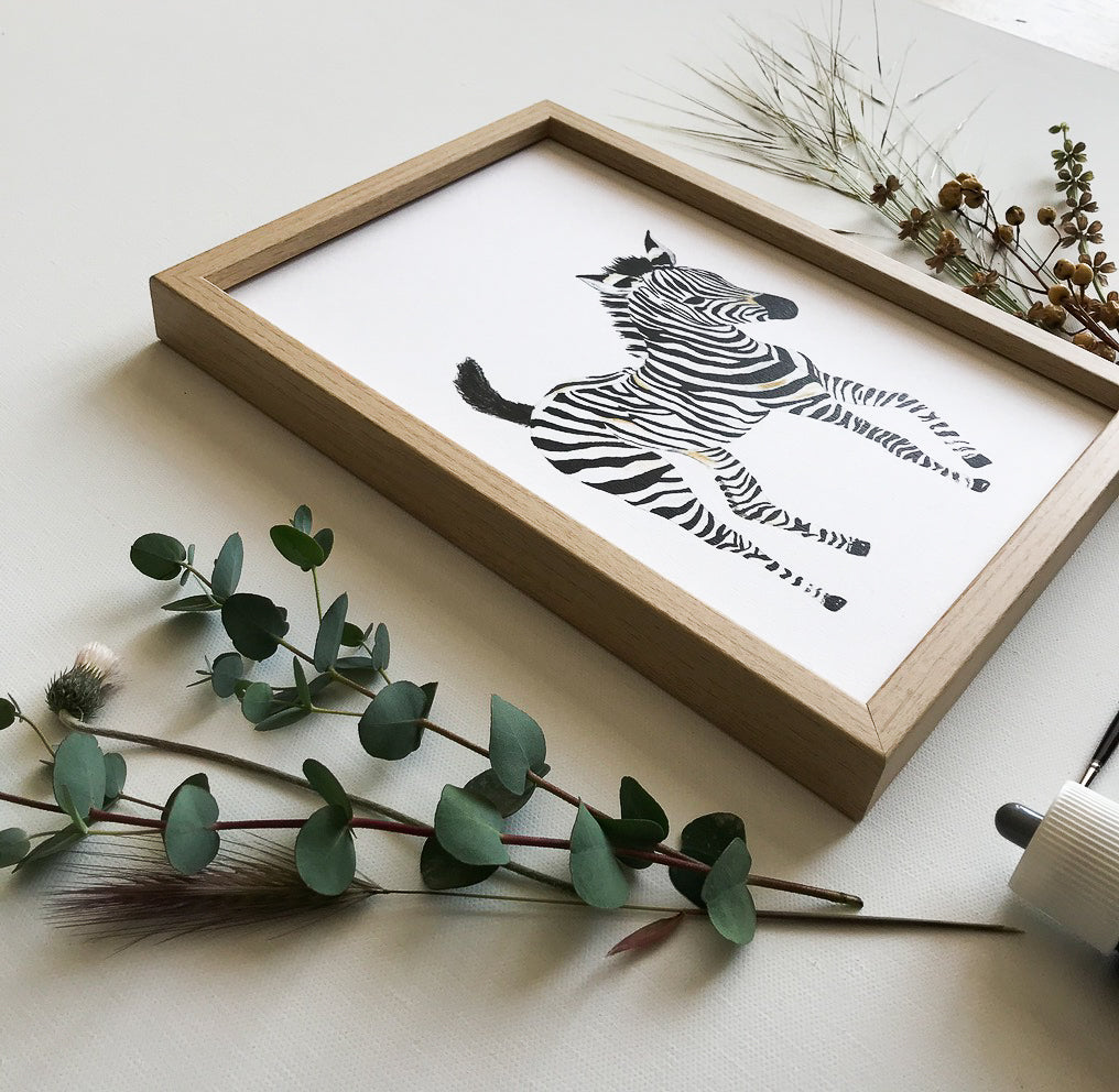 Cadre illustration aquarelle enfant d’un bébé zèbre idéal pour décorer une chambre d’enfant sur le thème de la savane
