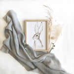 Cadre avec affiche aquarelle d'un lapin avec des grandes oreilles pour décorer la chambre d'un bébé.