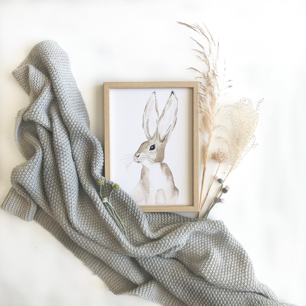 Cadre avec affiche aquarelle d'un lapin avec des grandes oreilles pour décorer la chambre d'un bébé.
