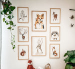 Cadre avec affiche aquarelle d'un lapin avec des grandes oreilles pour décorer la chambre d'un bébé.