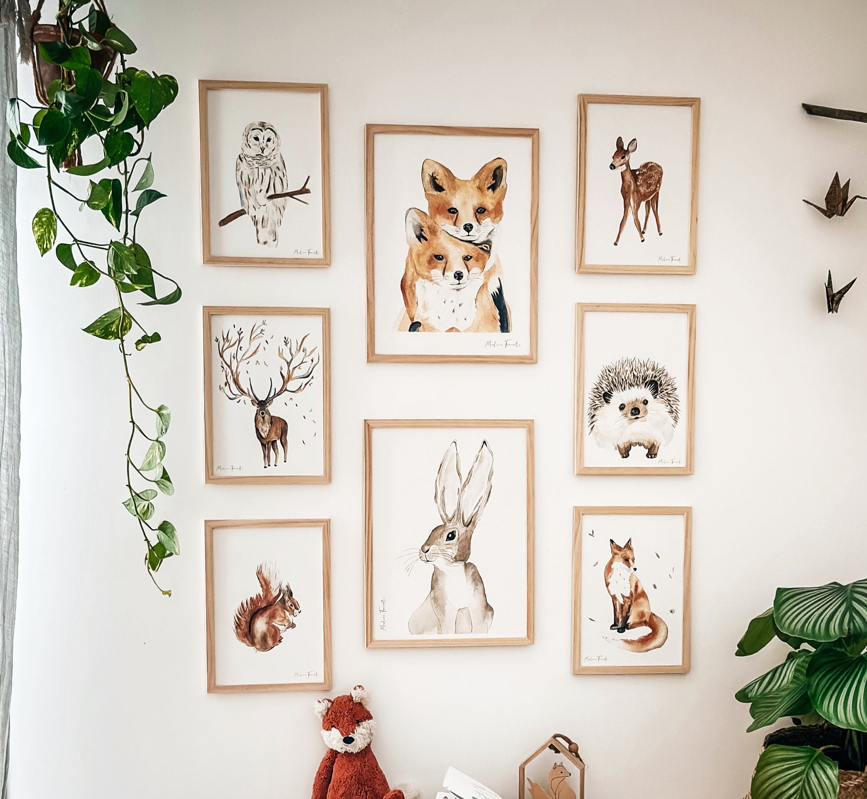 Cadre avec affiche aquarelle d'un lapin avec des grandes oreilles pour décorer la chambre d'un bébé.