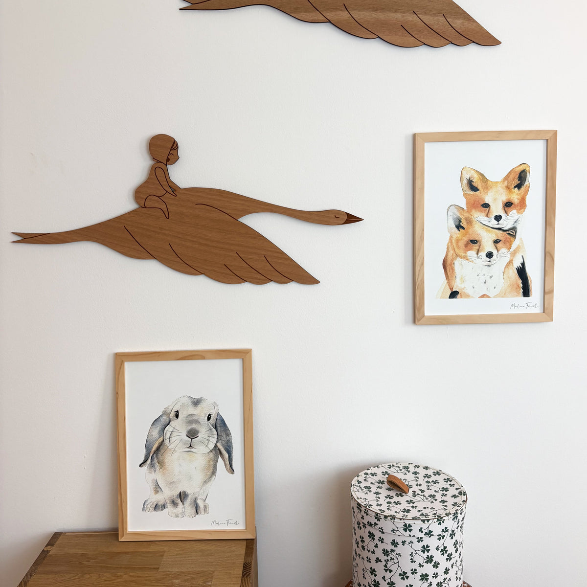 Poster aquarelle pour décoration chambre d'enfant dans une ambiance foret avec un petit lapin bélier et des renrardeaux