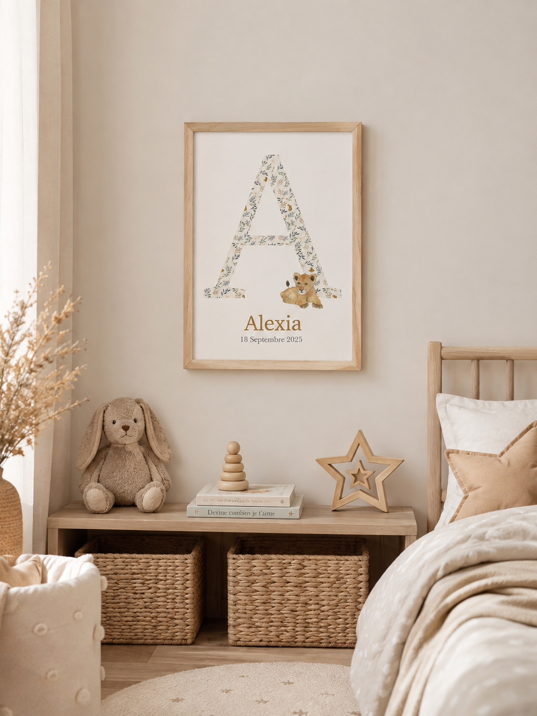 Affiche personnalisée prénom et date de naissance dans une chambre de bébé beige, décoration murale savane aquarelle avec cadre en bois