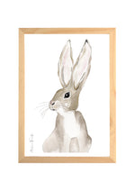 Cadre avec affiche aquarelle d'un lapin avec des grandes oreilles pour décorer la chambre d'un bébé.