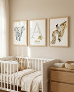 Détail d'une affiche initiale personnalisée pour bébé avec lettre alphabet végétale et petit lion aquarelle thème savane