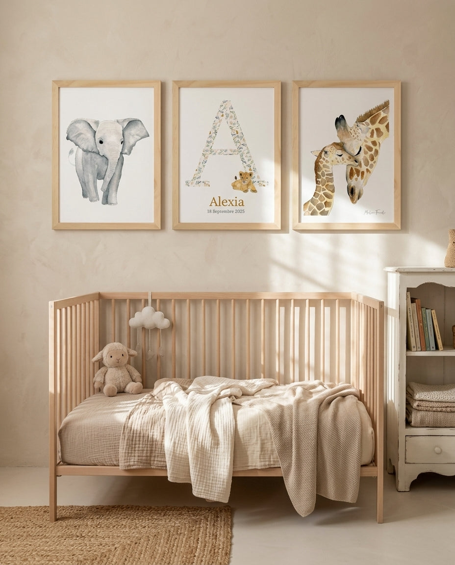 Décoration chambre bébé avec affiche lettre prénom personnalisée, éléphant et famille koala aquarelle dans trois cadres en bois A4