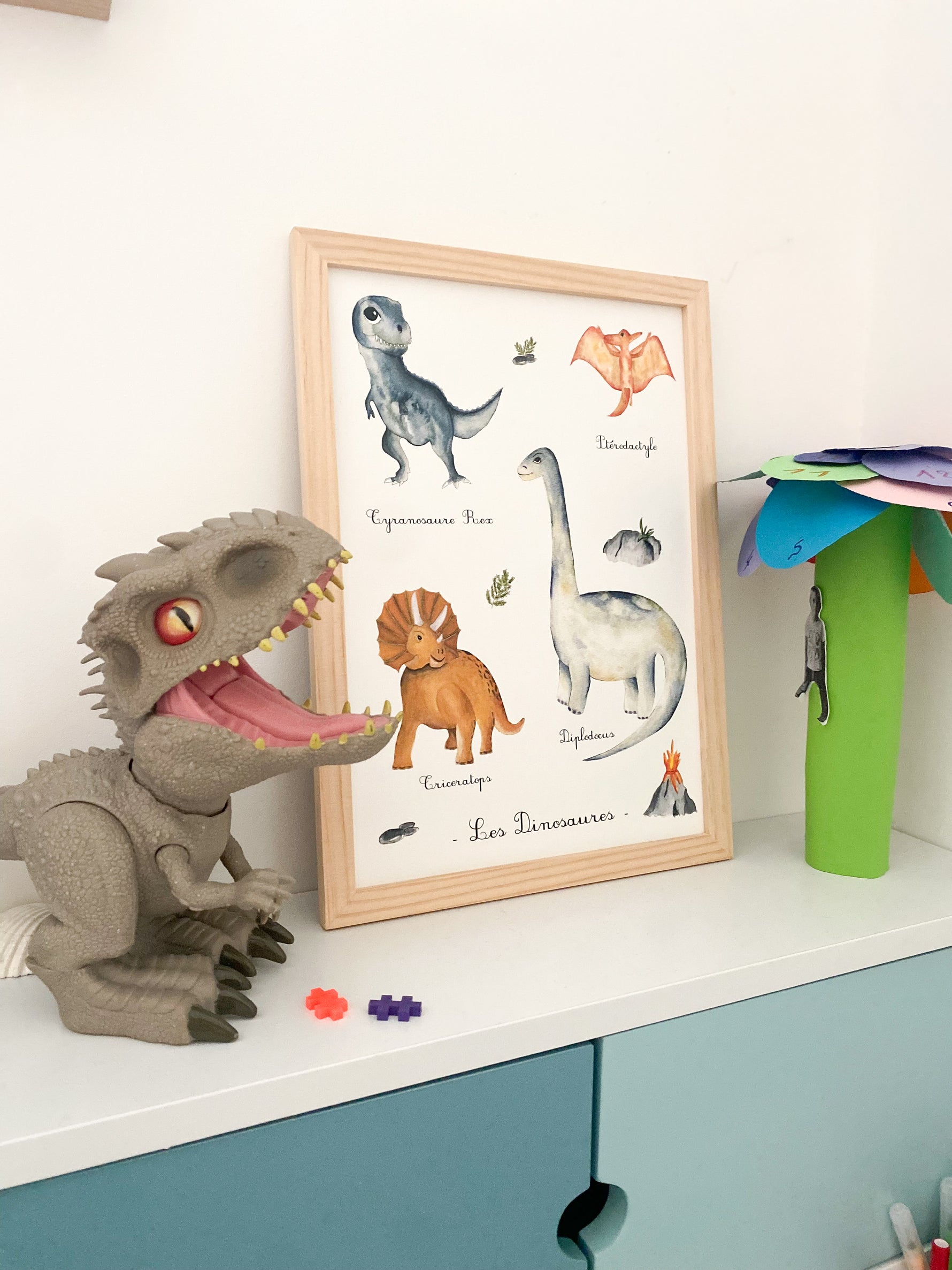 Illustration aquarelle T-Rex, Diplodocus, Tricératops et Ptérodactyle pour décoration murale de chambre bébé.
