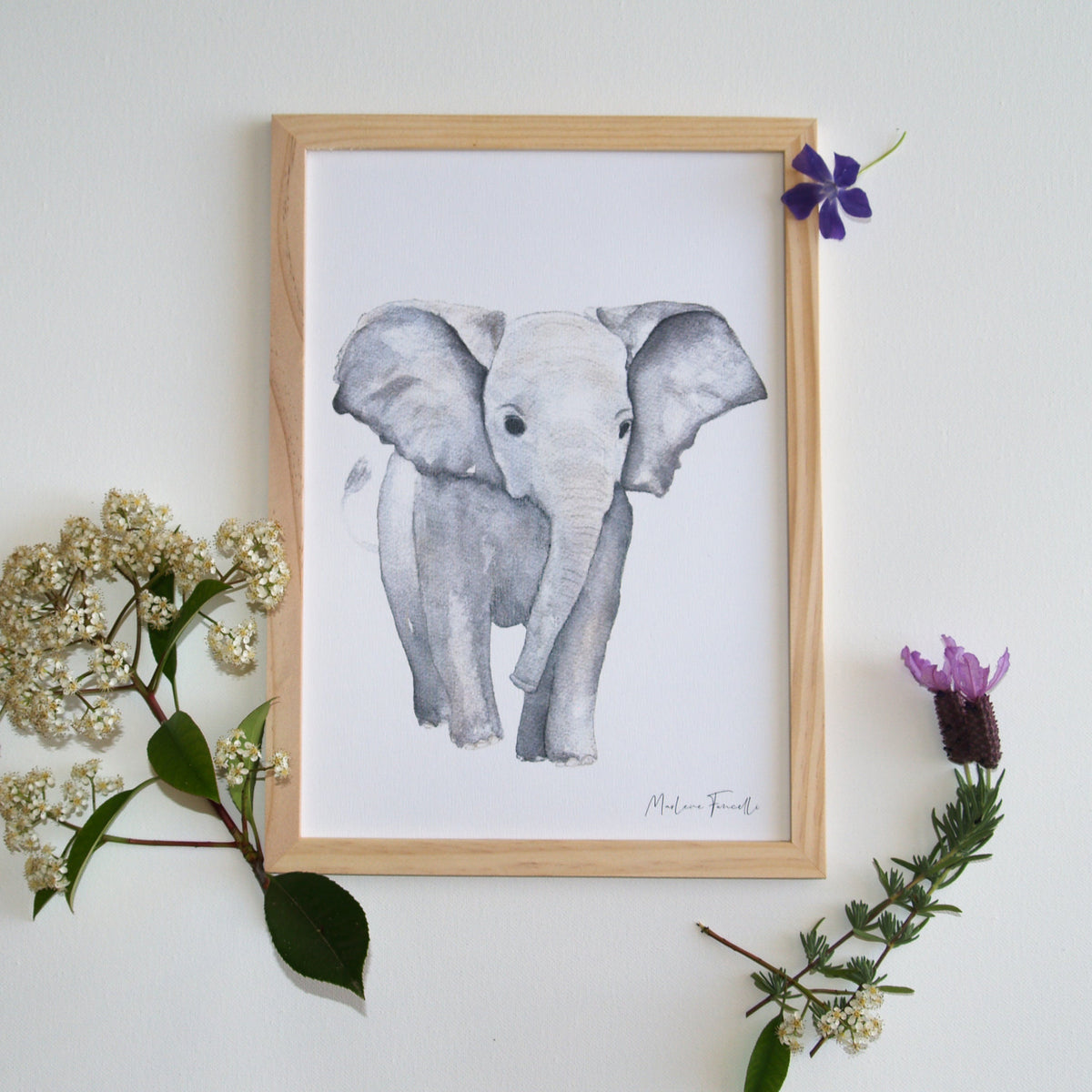 Bébé éléphant à l’aquarelle avec feuilles de palmes