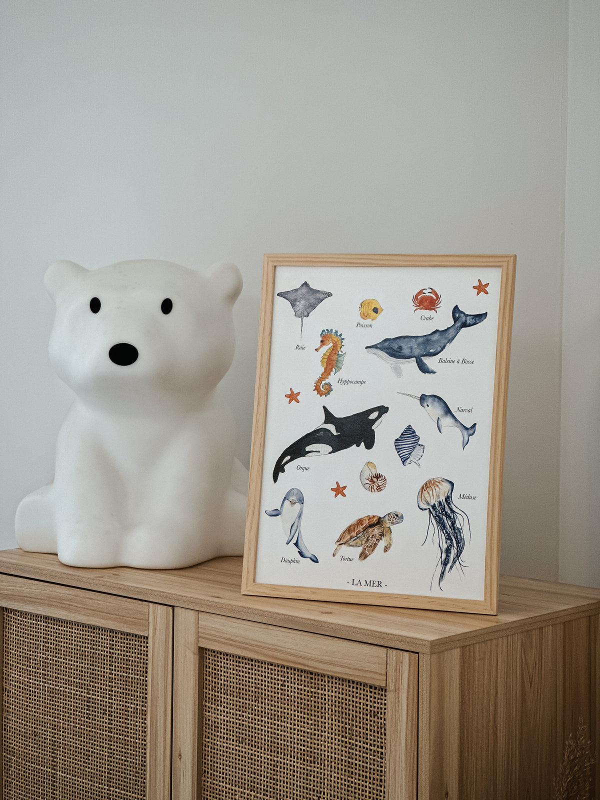 Poster océan aquarelle pour chambre enfant illustré avec une baleine, un hippocampe et plusieurs poissons colorés inspirés des fonds marins.