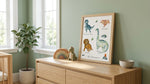 Affiche décoration chambre bébé thème dinosaures avec illustration originale peinte à l'aquarelle.