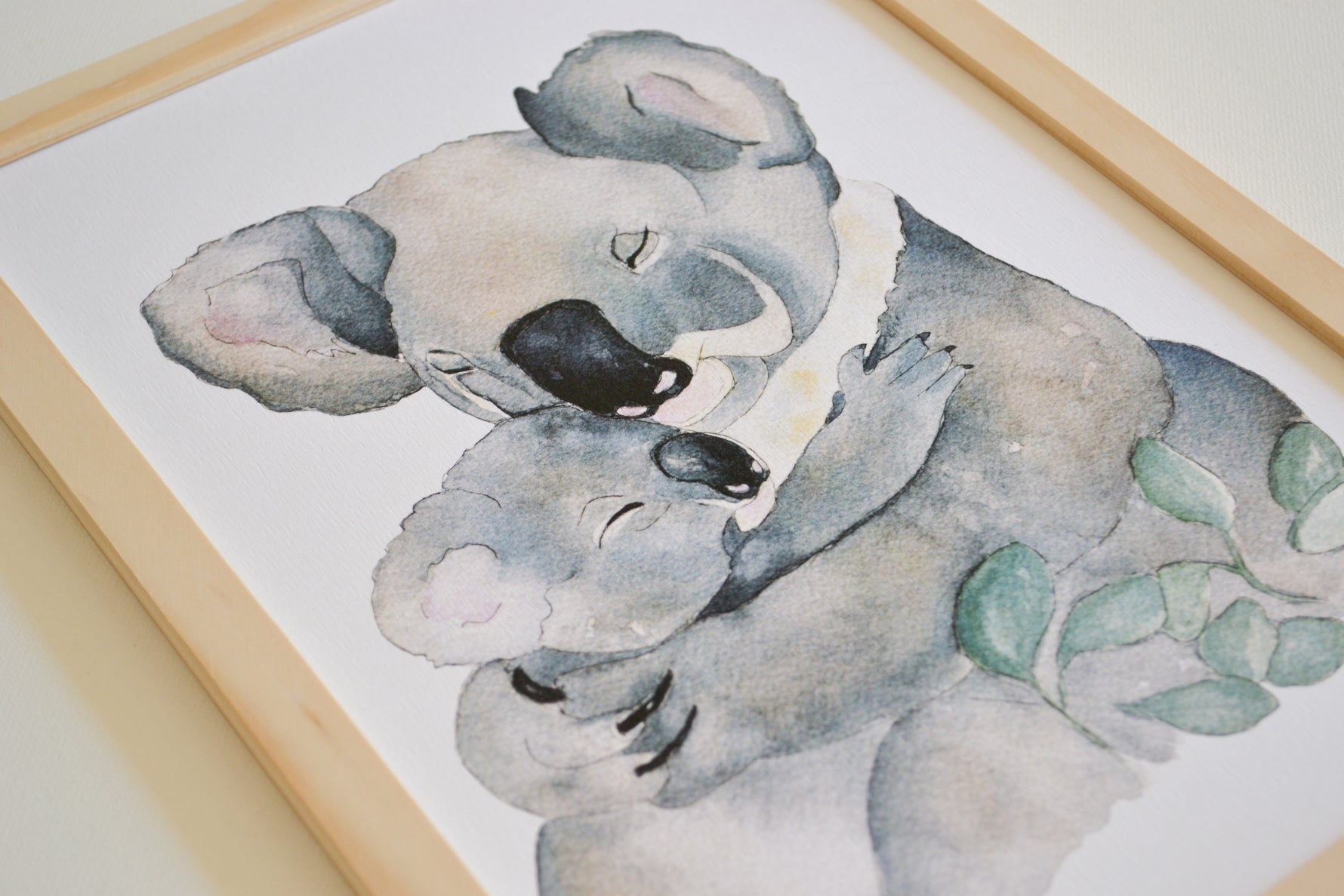 Koala maman faisant un câlin à son bébé illustration aquarelle