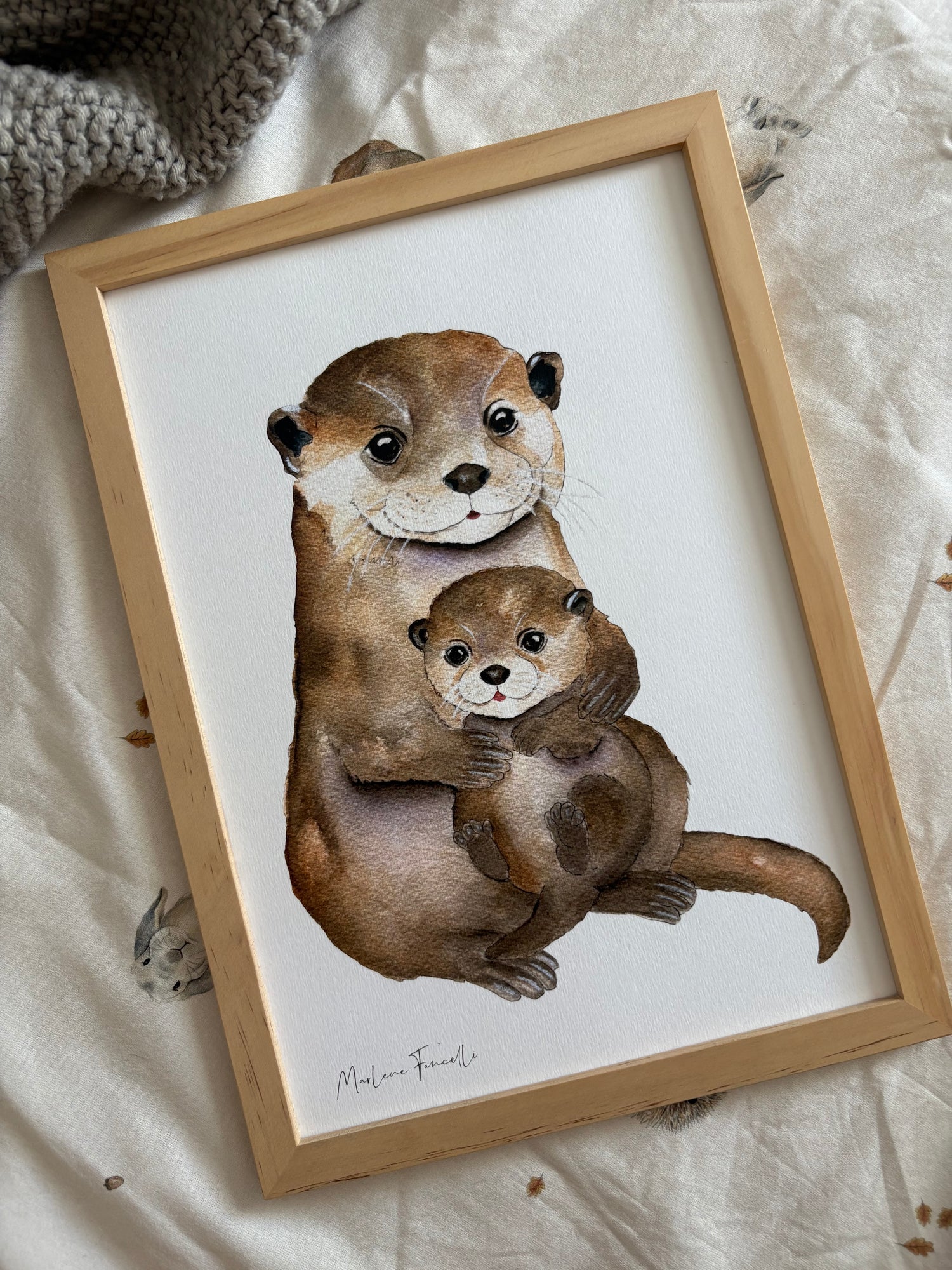 poster maman loutre tenant son bébé illustration