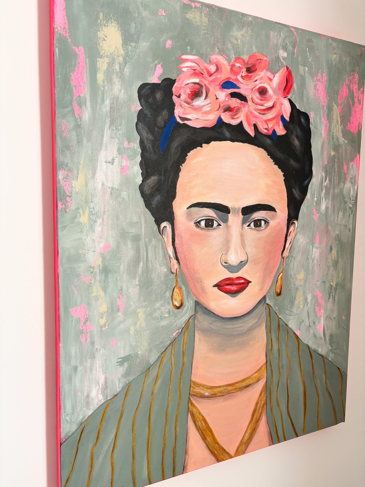 Peinture Frida Kahlo rose et verte avec des couleurs pop