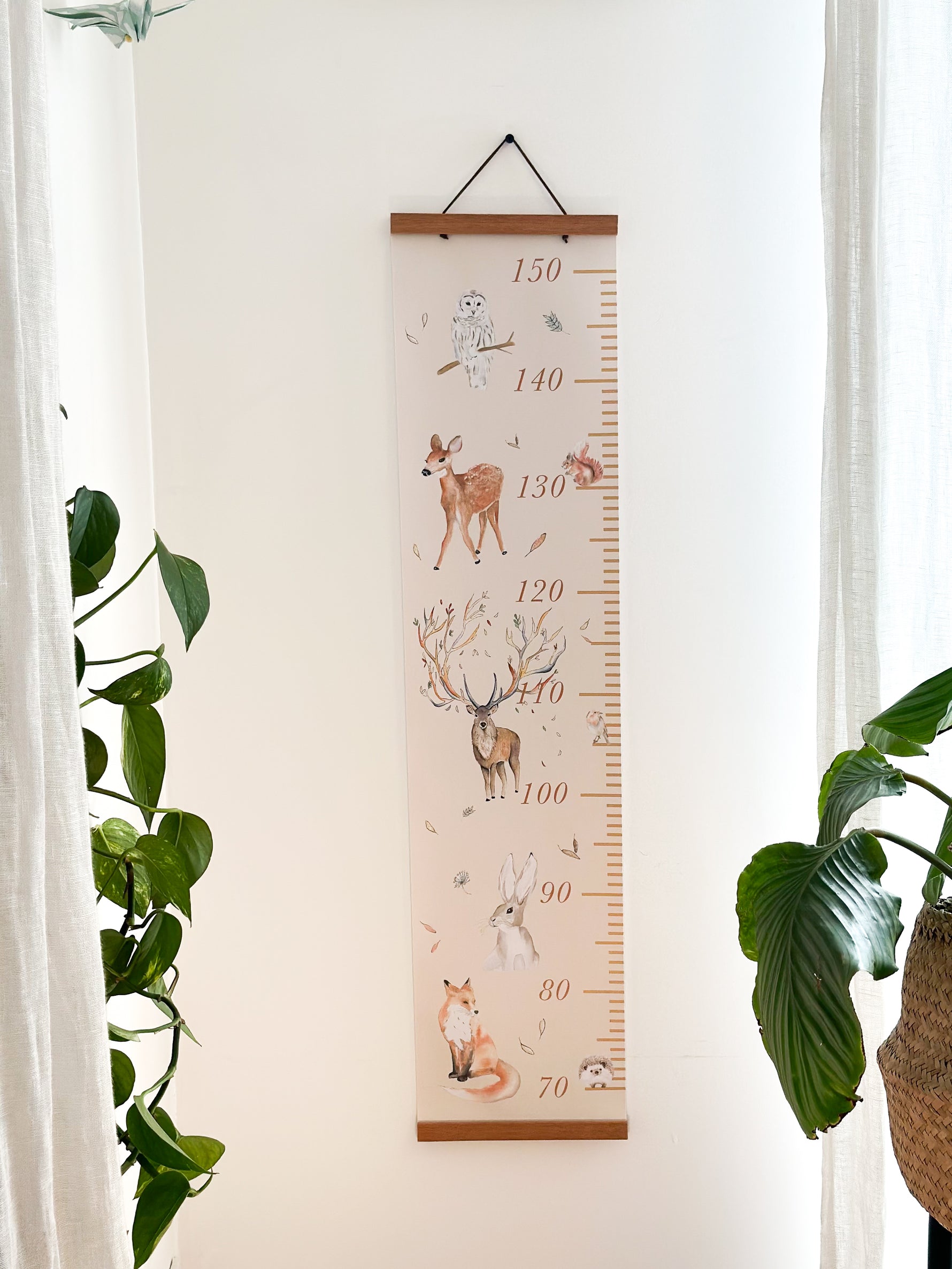 toise enfant aquarelle forêt pour chambre bébé avec illustration douce d’animaux de la forêt et décoration murale naturelle