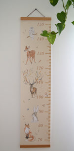 toise enfant forêt décoration chambre enfant avec univers nature et animaux doux peints à l’aquarelle
